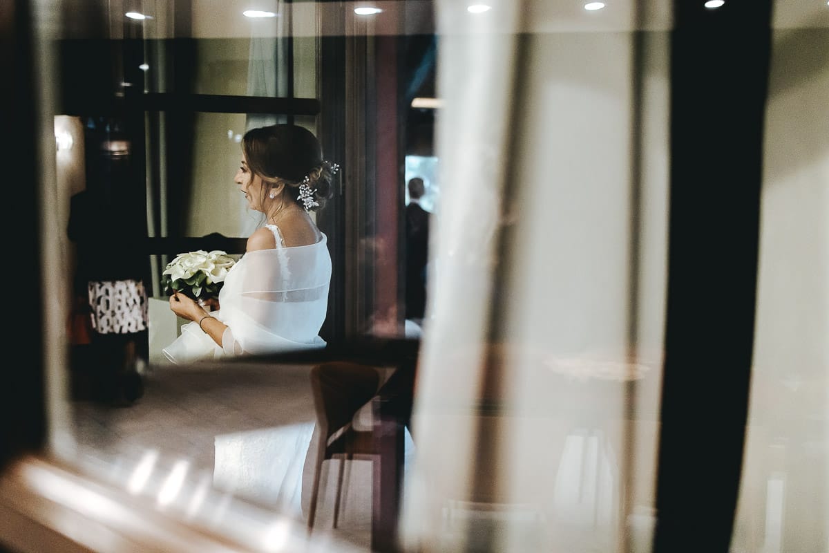 Matrimonio a "La Madernassa" nelle Langhe sotto la pioggia. Ritratto della sposa attraverso vetri e specchi.