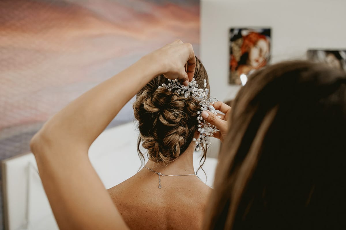 Matrimonio a "La Madernassa" nelle Langhe sotto la pioggia. Preparazione della sposa. Acconciatura.
