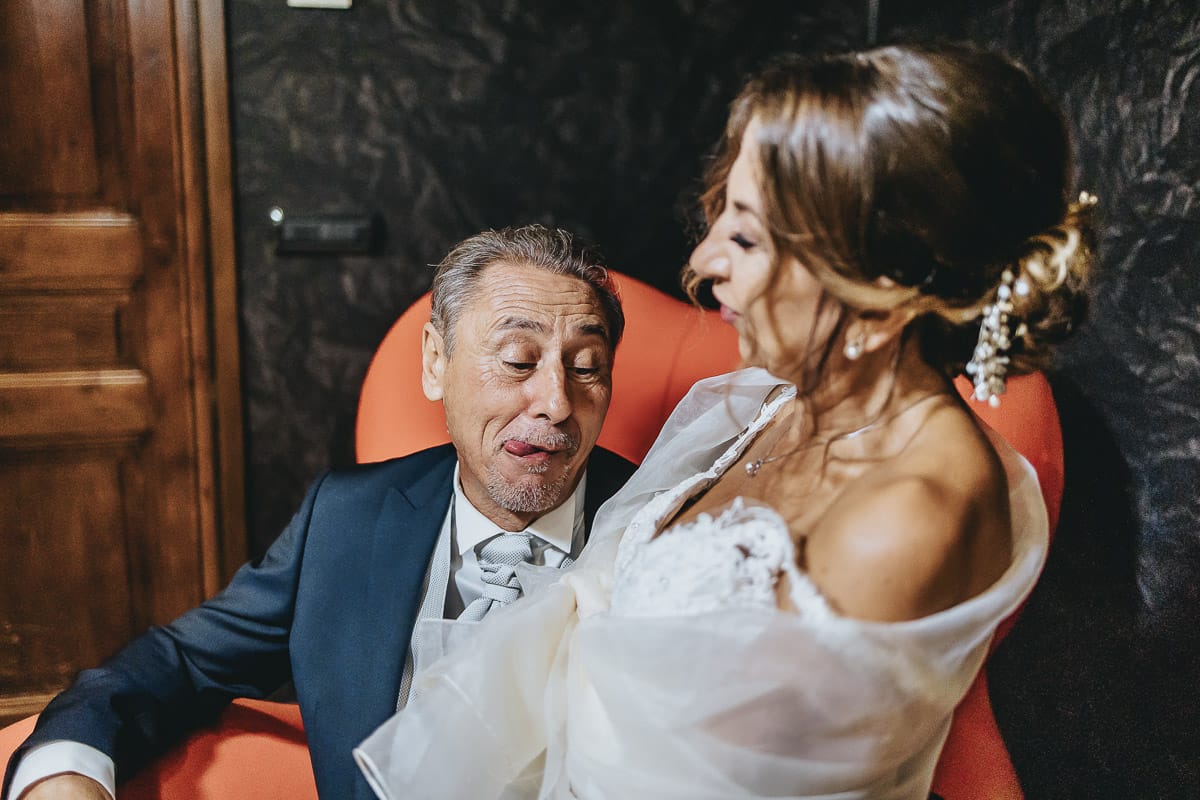 Matrimonio a "La Madernassa" nelle Langhe sotto la pioggia. Ritratti di coppia all'interno.