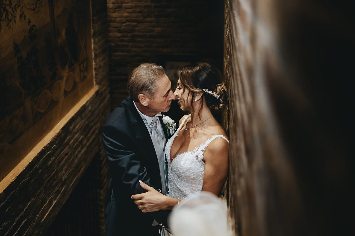 Matrimonio a "La Madernassa" nelle Langhe sotto la pioggia. Ritratti di coppia all'interno.
