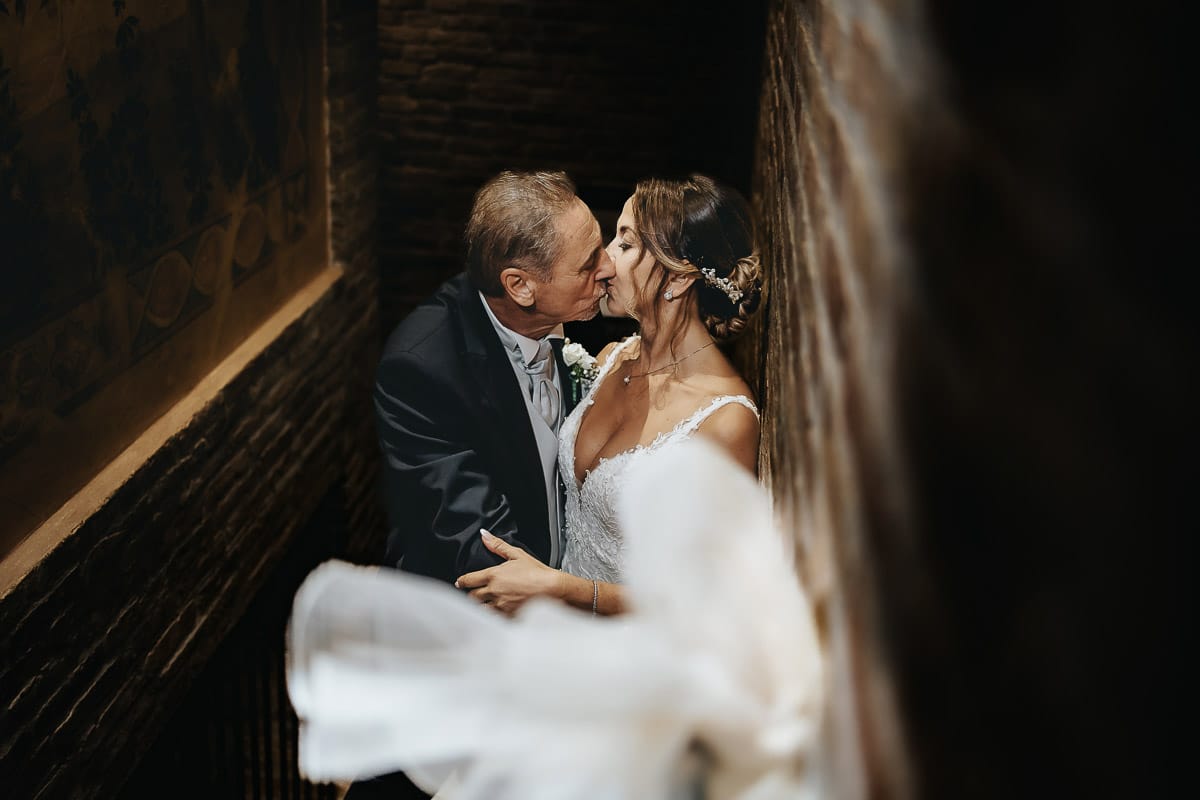Matrimonio a "La Madernassa" nelle Langhe sotto la pioggia. Ritratti di coppia all'interno.