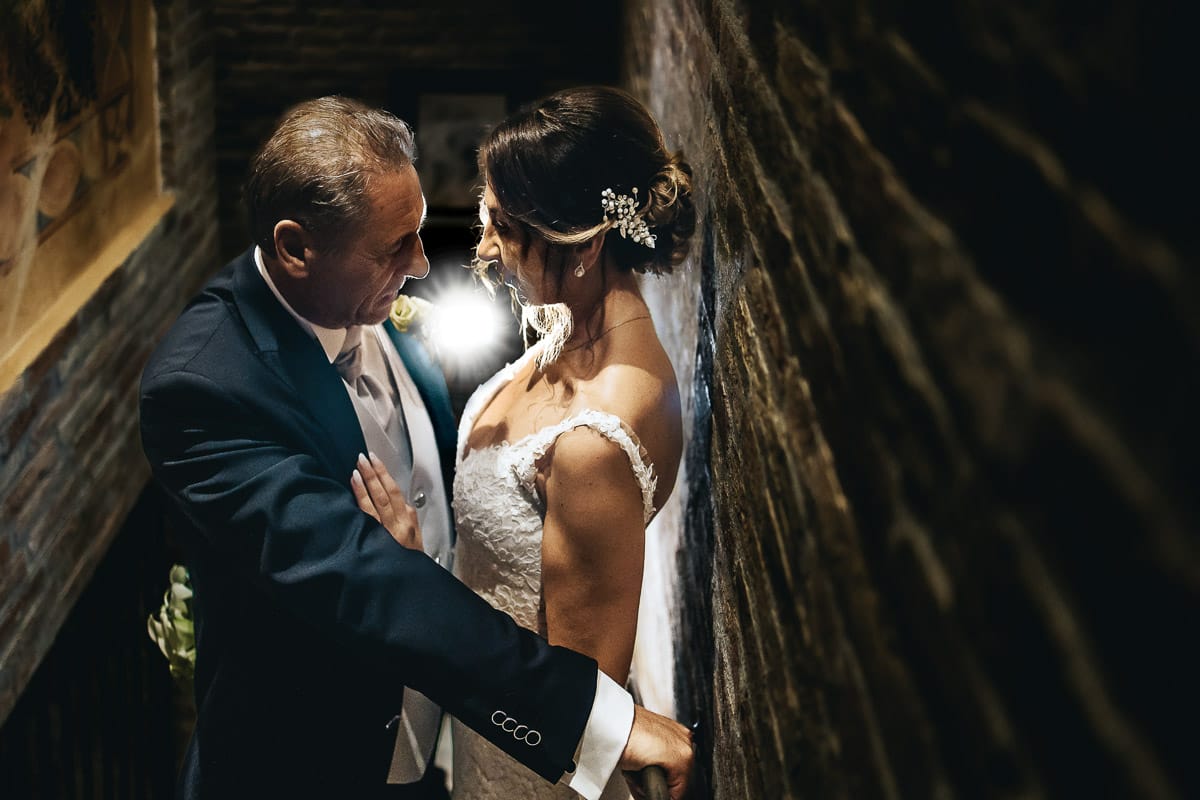 Matrimonio a "La Madernassa" nelle Langhe sotto la pioggia. Ritratti di coppia all'interno.