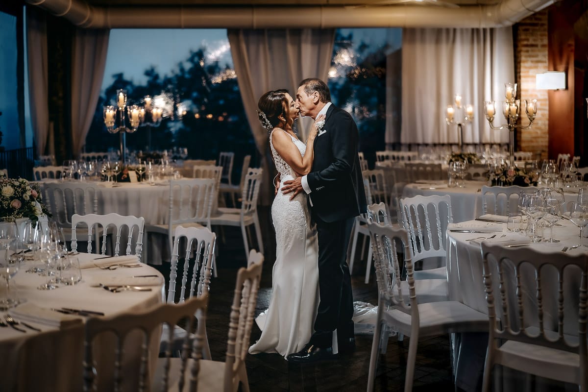 Matrimonio a "La Madernassa" nelle Langhe sotto la pioggia. Ritratti di coppia all'interno della sala.