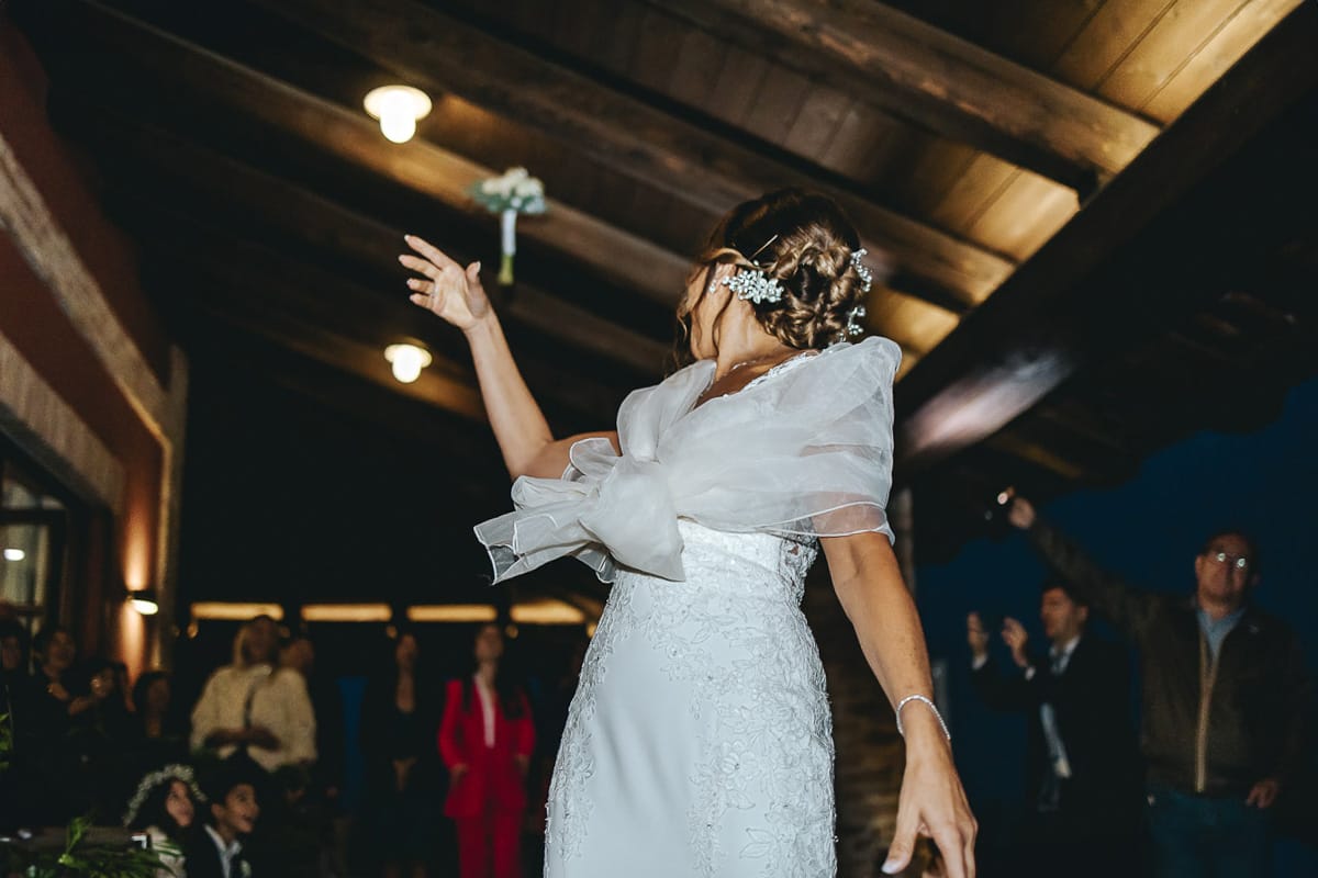 Matrimonio a "La Madernassa" nelle Langhe sotto la pioggia. Lancio del bouquet..