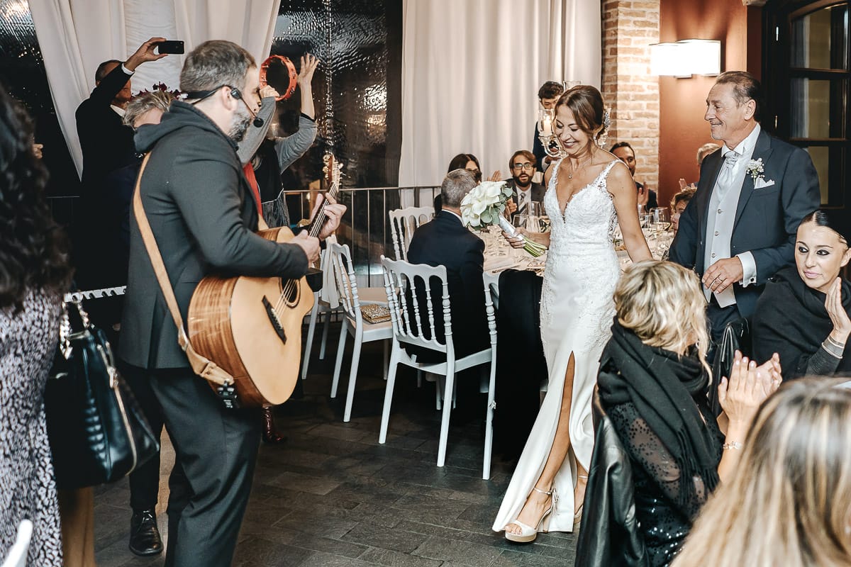 Matrimonio a "La Madernassa" nelle Langhe sotto la pioggia.Cena. Ingresso degli sposi in sala..
