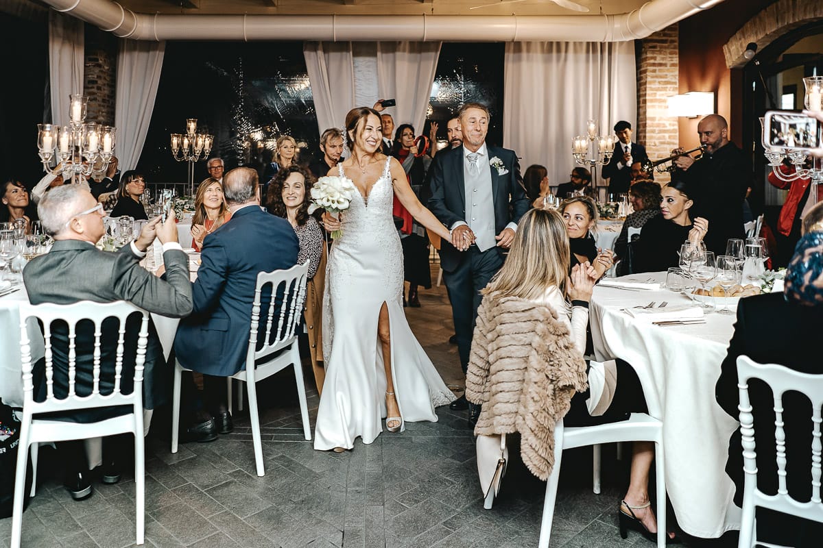 Matrimonio a "La Madernassa" nelle Langhe sotto la pioggia.Cena. Ingresso degli sposi.