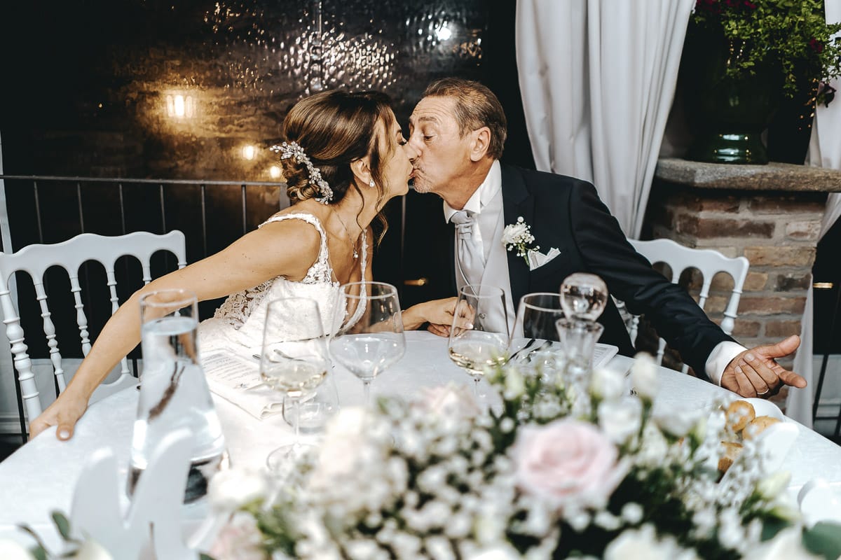 Matrimonio a "La Madernassa" nelle Langhe sotto la pioggia.Cena. Bacio degli sposi.