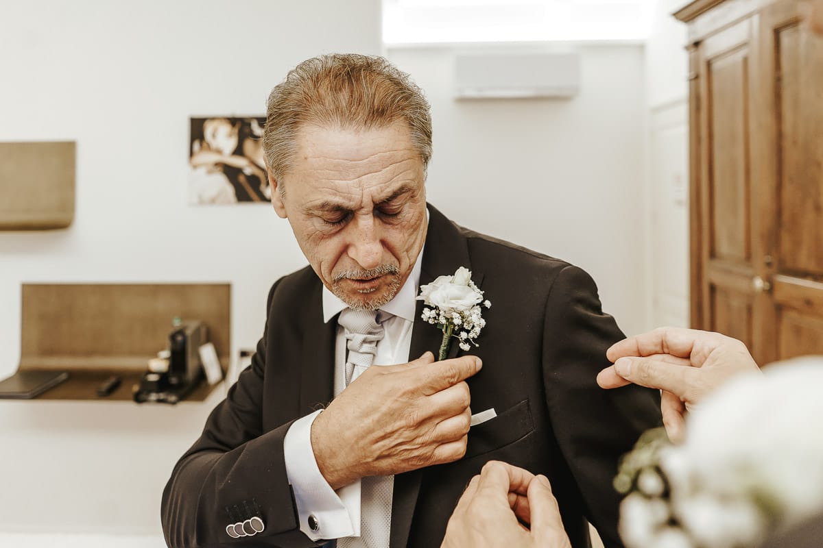 Matrimonio a "La Madernassa" nelle Langhe sotto la pioggia. preparazione dello sposo