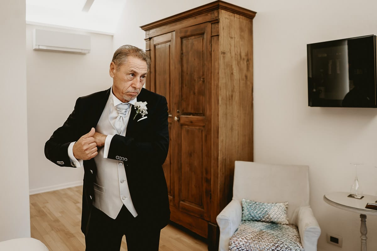 Matrimonio a "La Madernassa" nelle Langhe sotto la pioggia. preparazione dello sposo