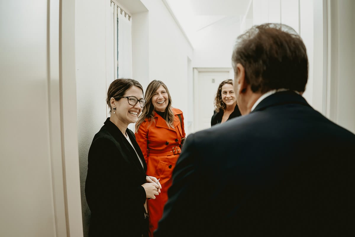 Matrimonio a "La Madernassa" nelle Langhe sotto la pioggia. preparazione dello sposo