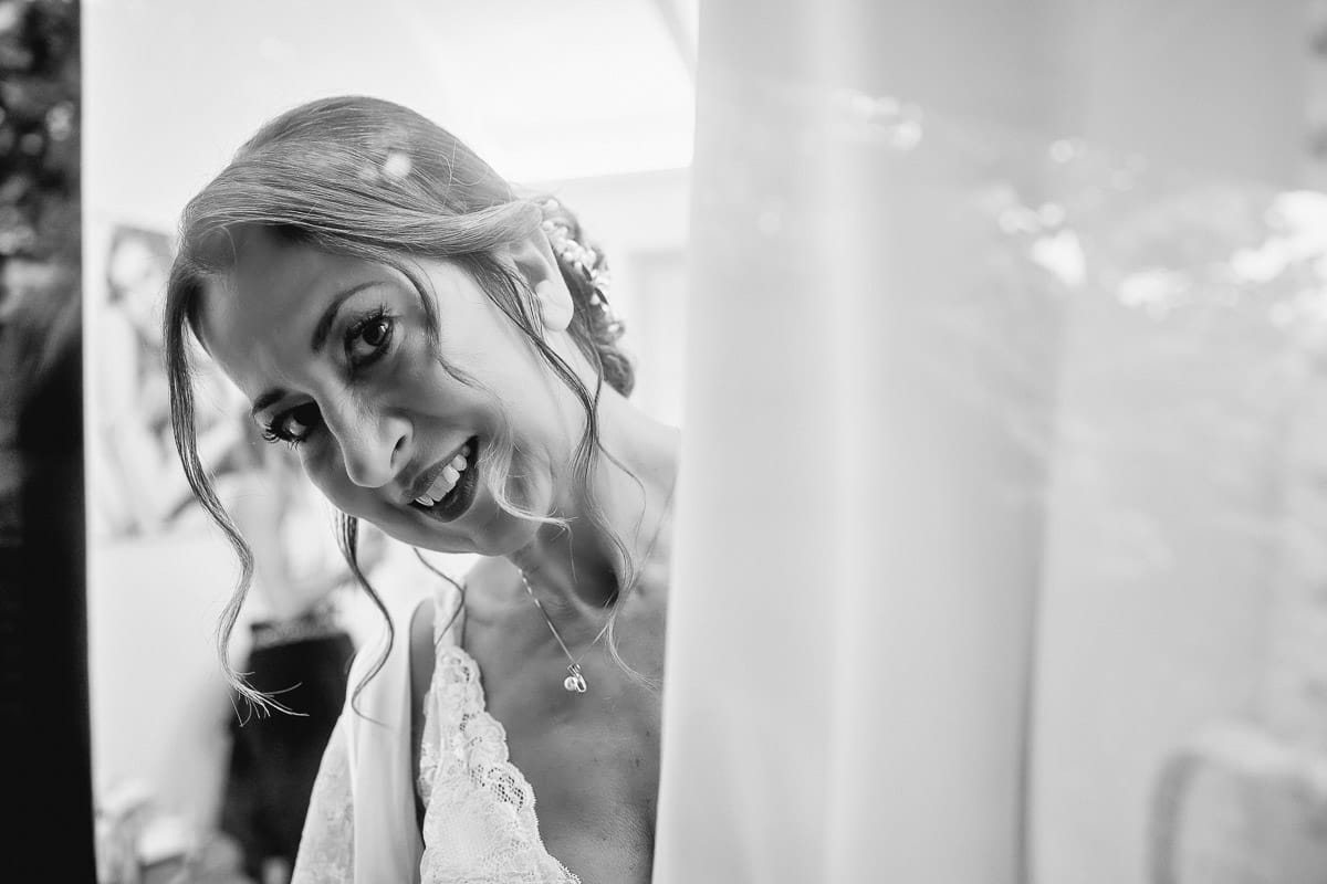 Matrimonio a "La Madernassa" nelle Langhe sotto la pioggia. Preparazione della sposa.