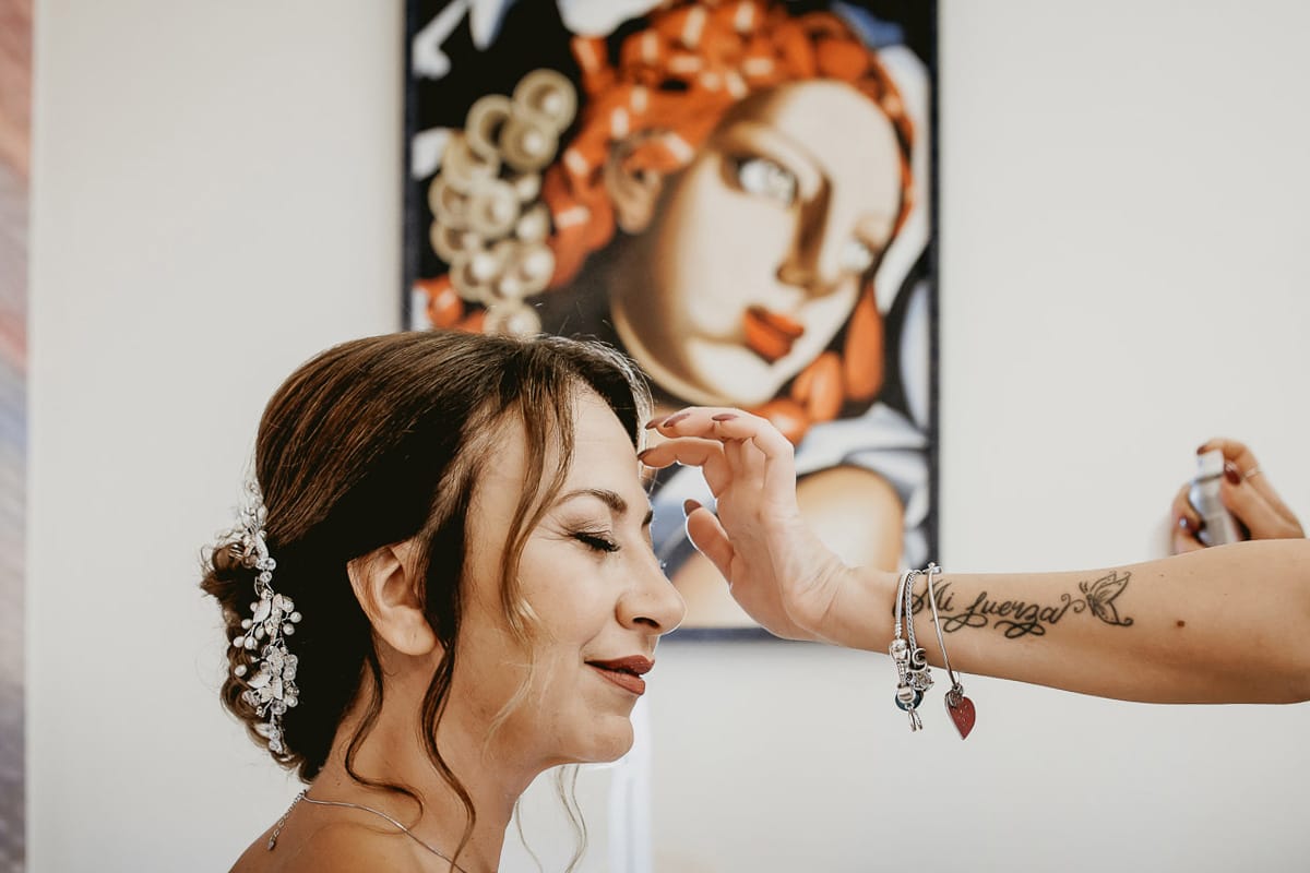 Matrimonio a "La Madernassa" nelle Langhe sotto la pioggia. Preparazione della sposa.