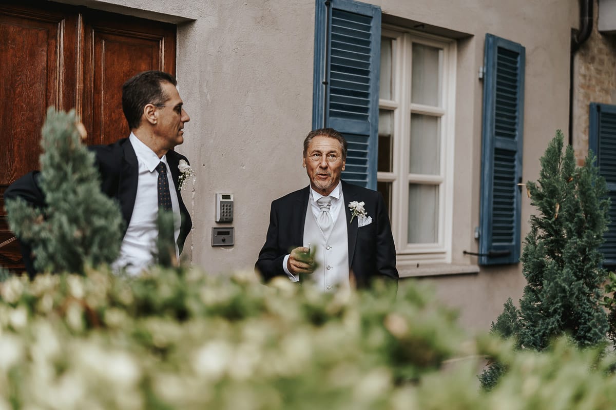 Matrimonio a "La Madernassa" nelle Langhe sotto la pioggia. preparazione dello sposo