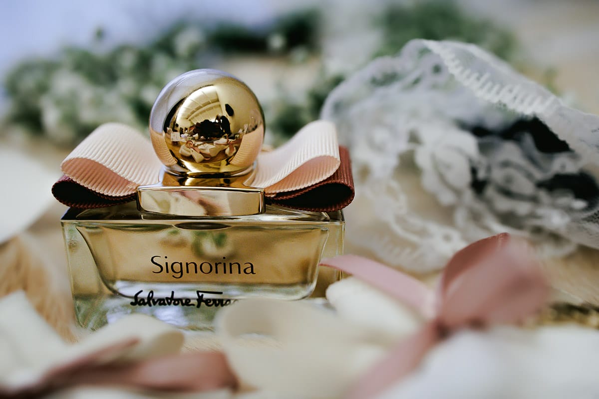 Matrimonio a "La Madernassa" nelle Langhe sotto la pioggia. preparazione della sposa. profumo