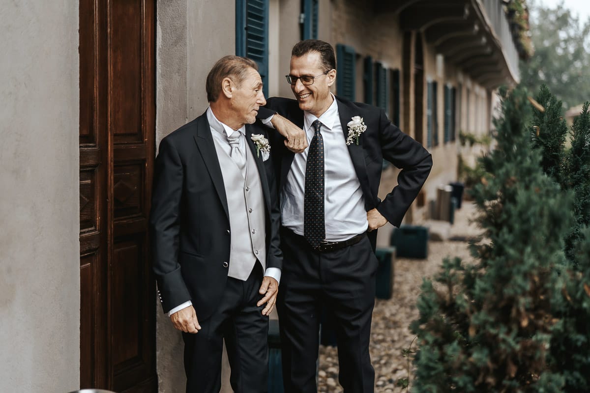 Matrimonio a "La Madernassa" nelle Langhe sotto la pioggia. preparazione dello sposo