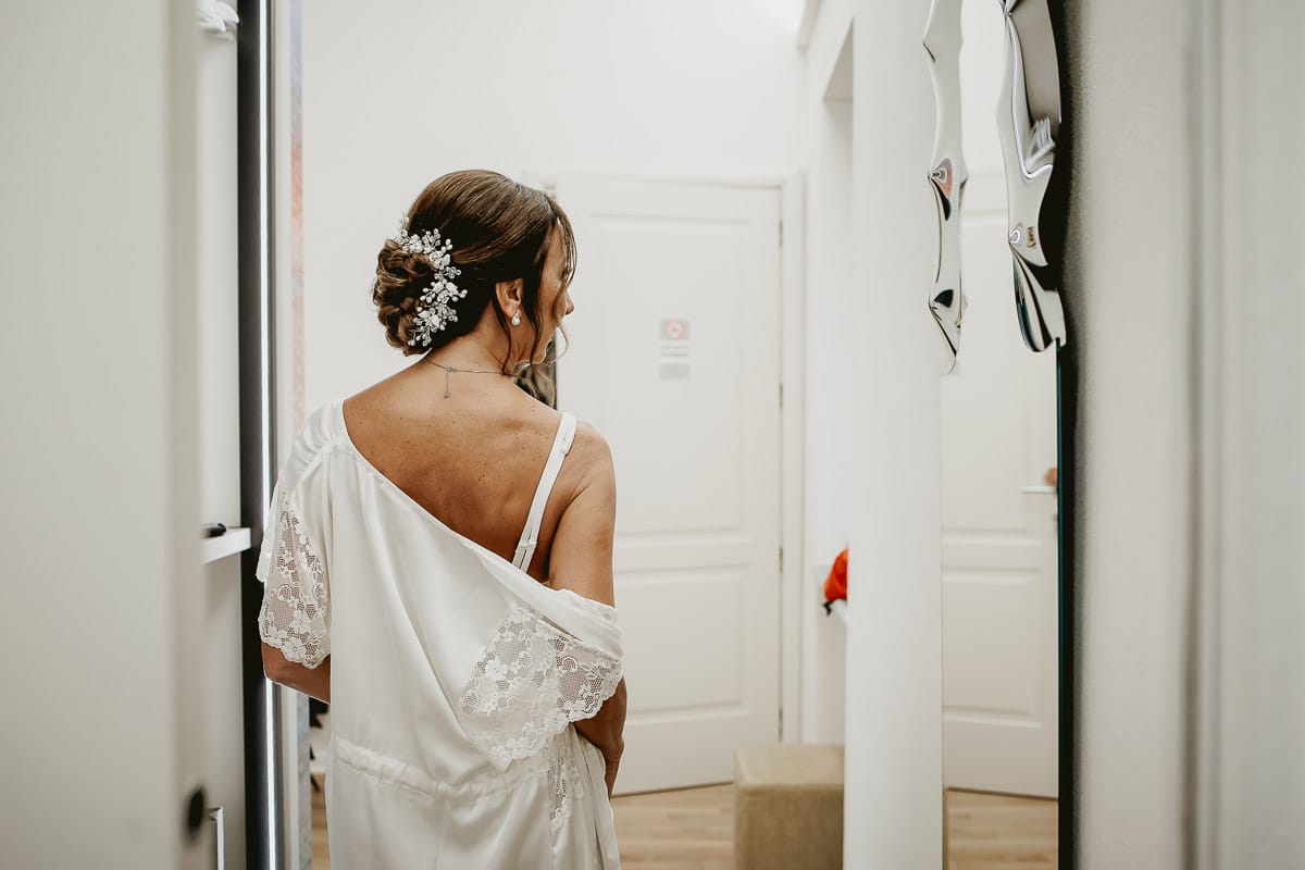 Matrimonio a "La Madernassa" nelle Langhe sotto la pioggia. Preparazione della sposa.