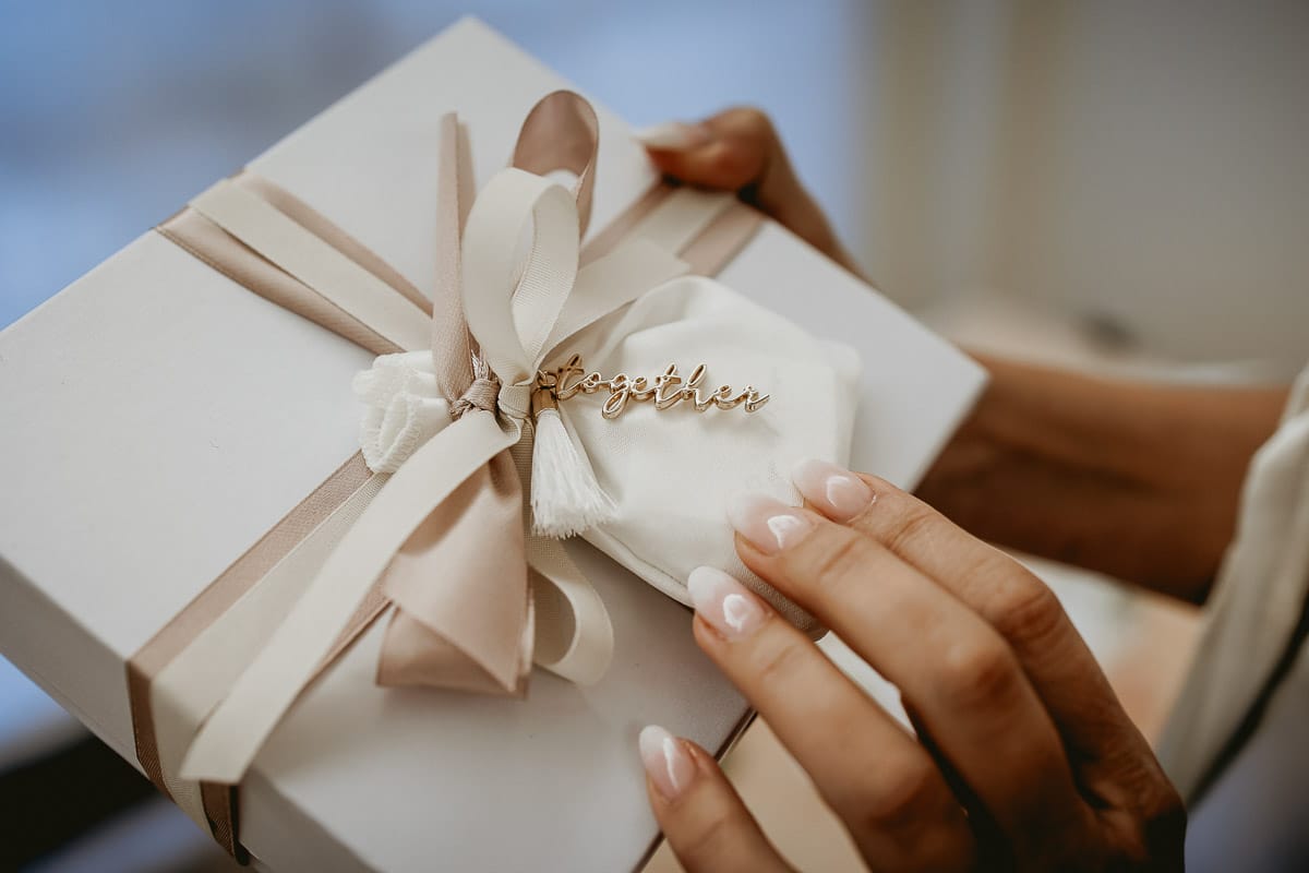 Matrimonio a "La Madernassa" nelle Langhe sotto la pioggia. Preparazione della sposa. Bomboniera.
