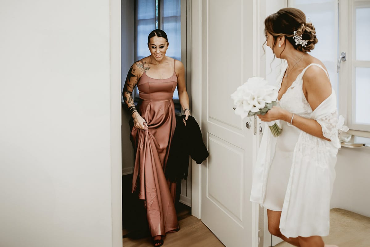 Matrimonio a "La Madernassa" nelle Langhe sotto la pioggia. Preparazione della sposa. Arrivo delle damigelle.