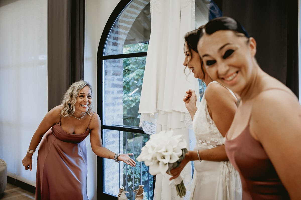 Matrimonio a "La Madernassa" nelle Langhe sotto la pioggia. Preparazione della sposa. Sposa con le damigelle.