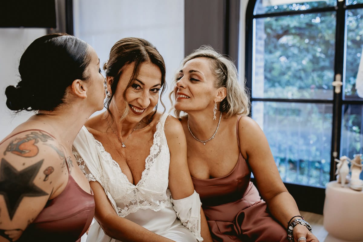 Matrimonio a "La Madernassa" nelle Langhe sotto la pioggia. Preparazione della sposa. Sposa con le damigelle.