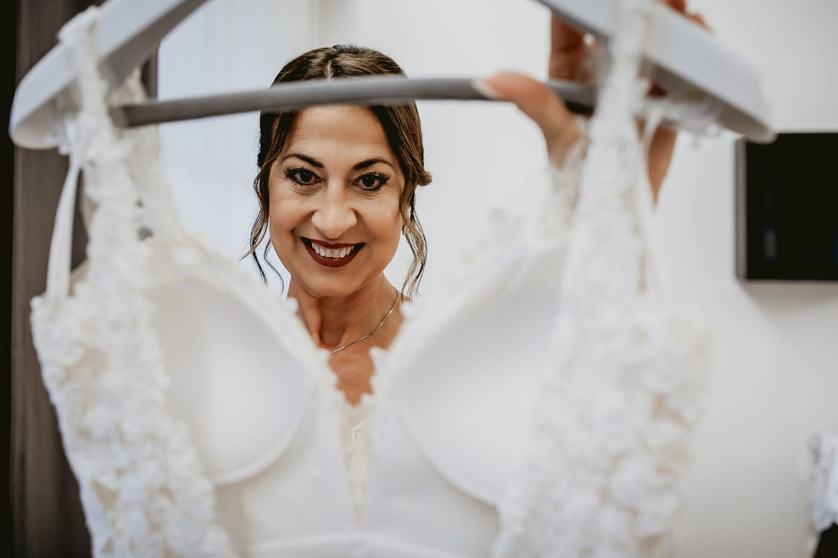 Matrimonio a "La Madernassa" nelle Langhe sotto la pioggia. Preparazione della sposa.