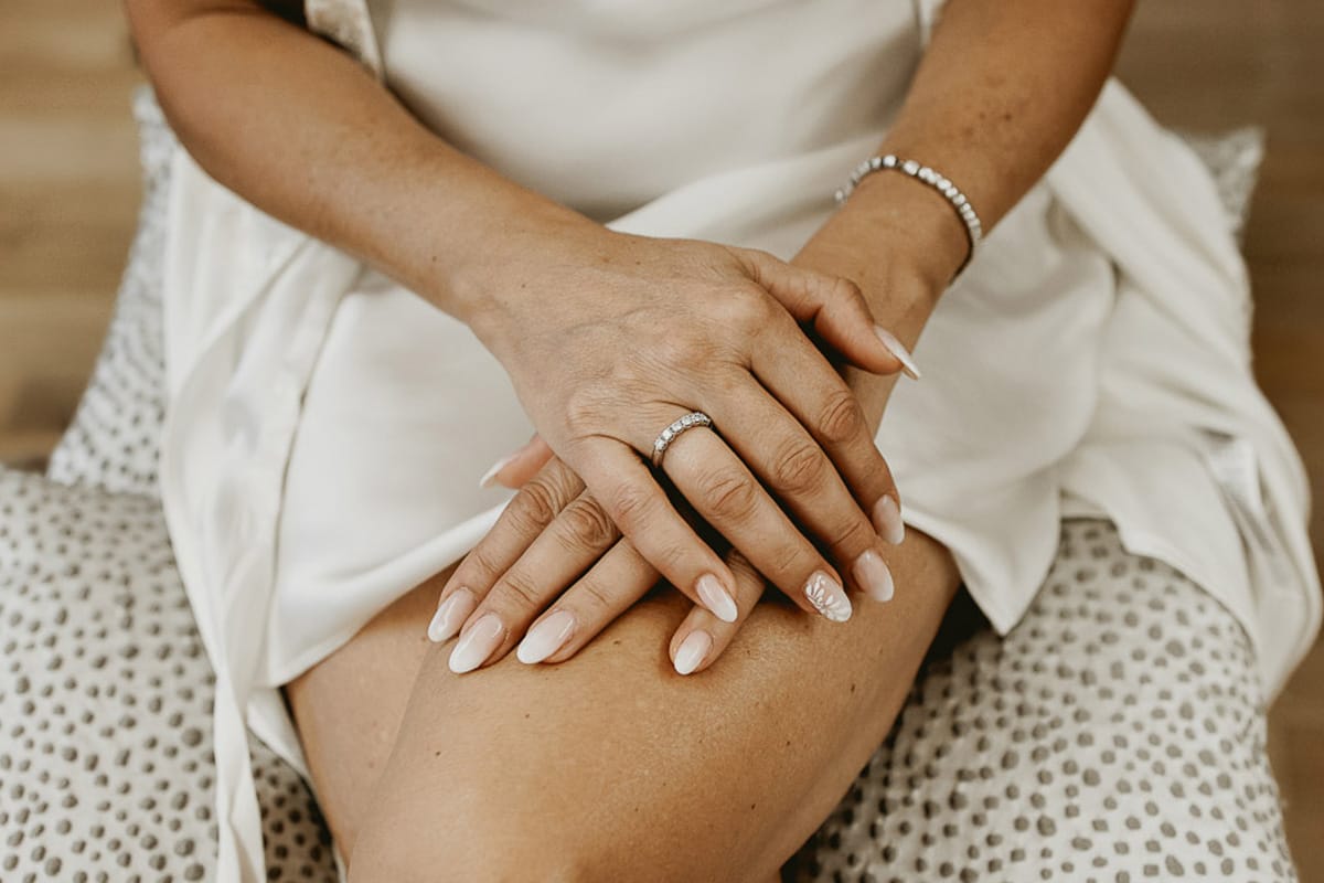 Matrimonio a "La Madernassa" nelle Langhe sotto la pioggia. preparazione della sposa.