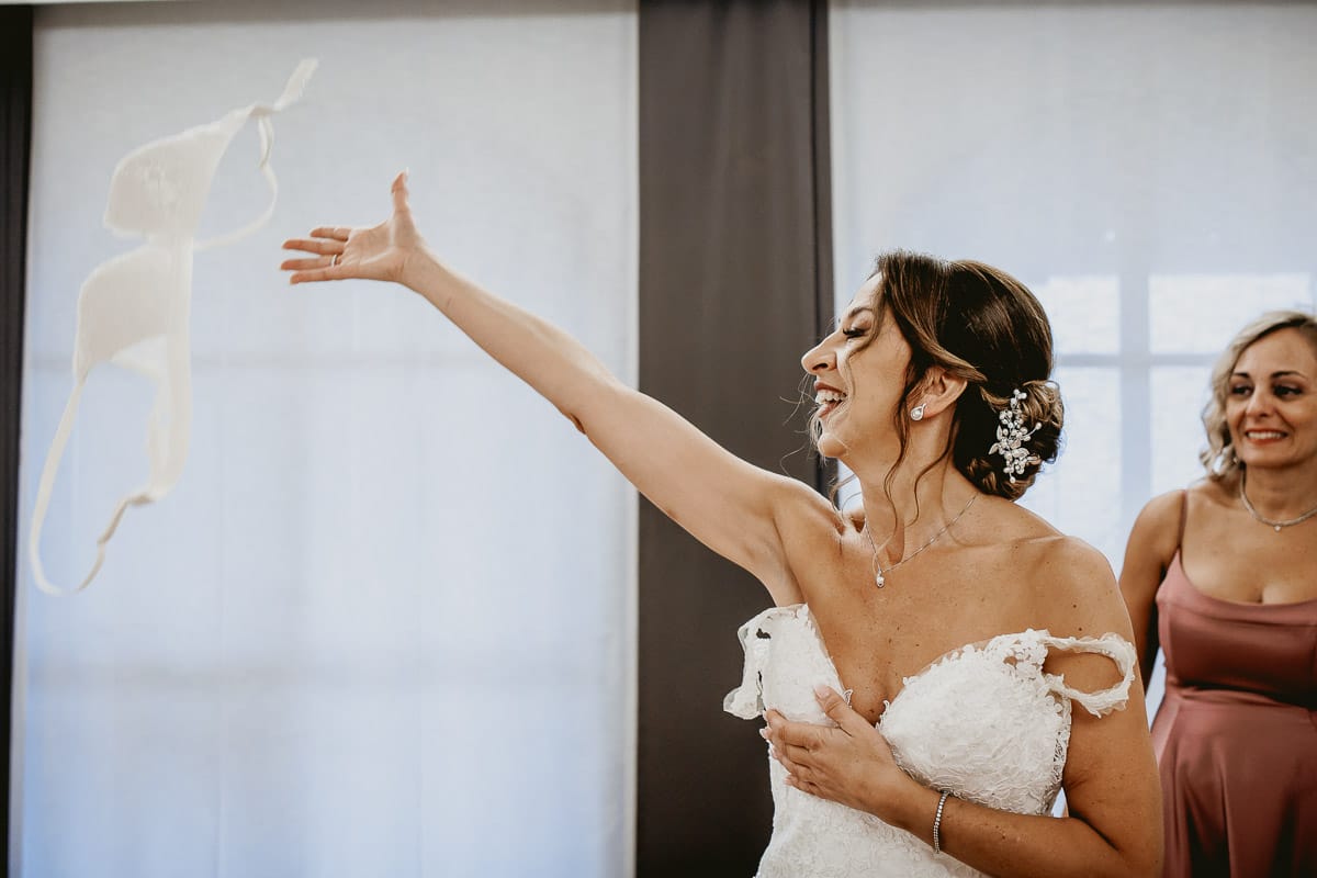 Matrimonio a "La Madernassa" nelle Langhe sotto la pioggia. Preparazione della sposa. Sposa fa volare il reggiseno.