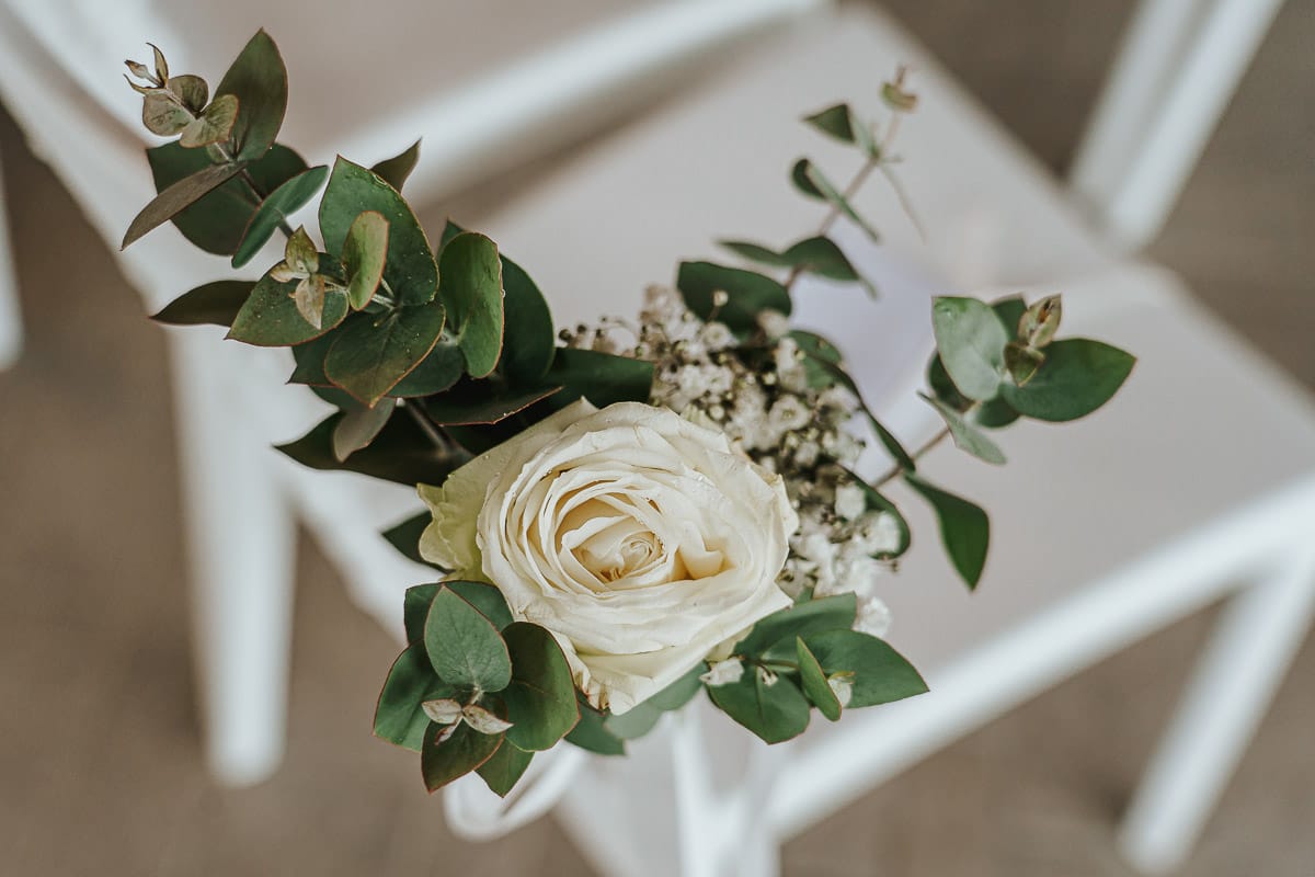 Matrimonio a "La Madernassa" nelle Langhe sotto la pioggia. Cerimonia. Fiori.