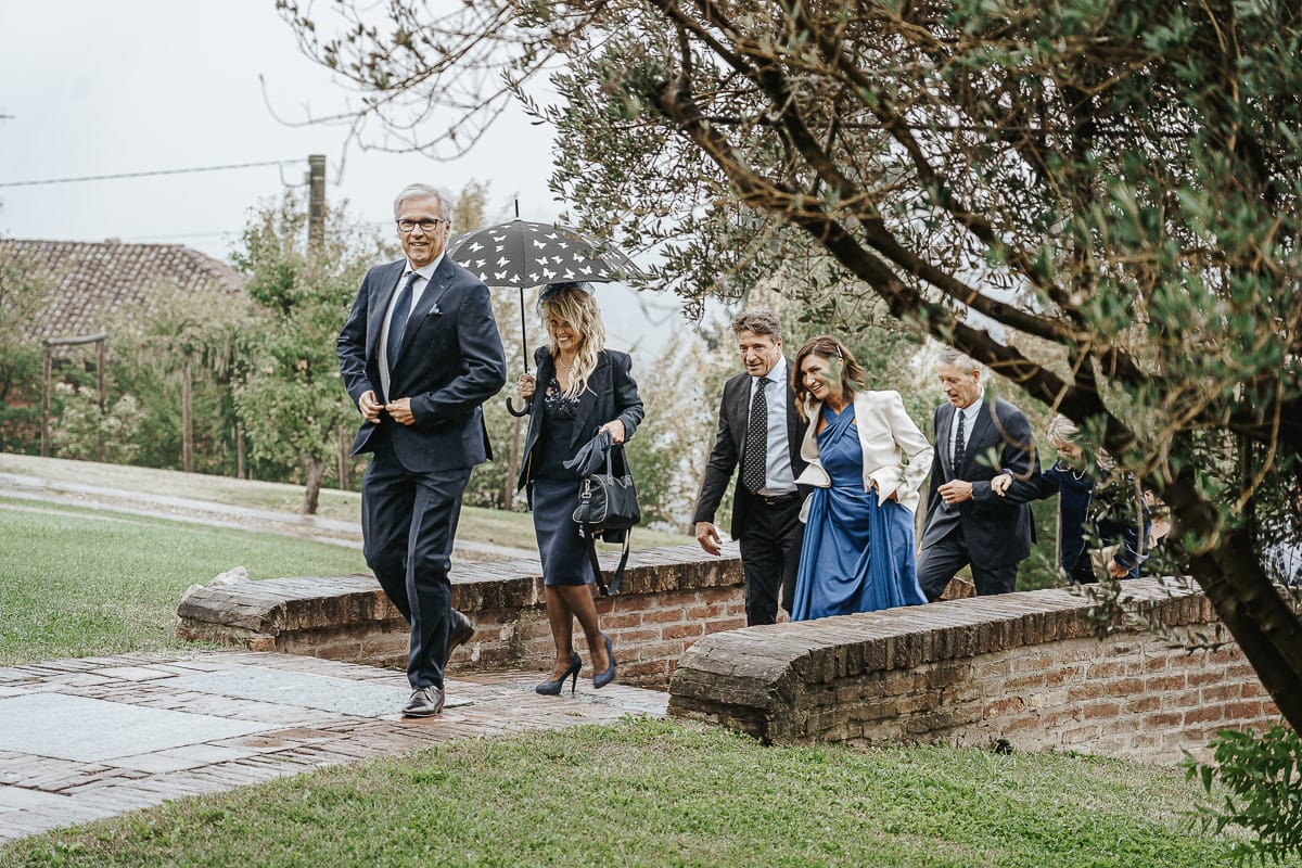 Matrimonio a "La Madernassa" nelle Langhe sotto la pioggia. Cerimonia. Arrivo degli invitati sotto la pioggia.
