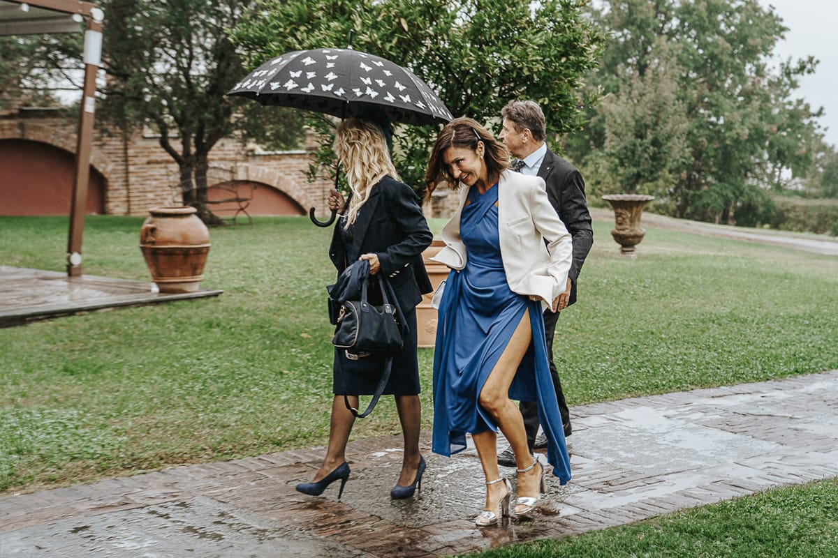 Matrimonio a "La Madernassa" nelle Langhe sotto la pioggia. Cerimonia. Arrivo degli invitati sotto la pioggia.