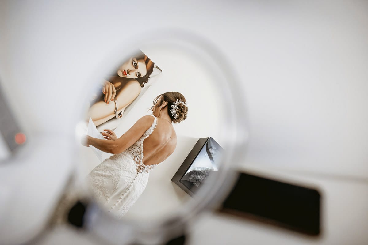 Matrimonio a "La Madernassa" nelle Langhe sotto la pioggia. Preparazione della sposa.