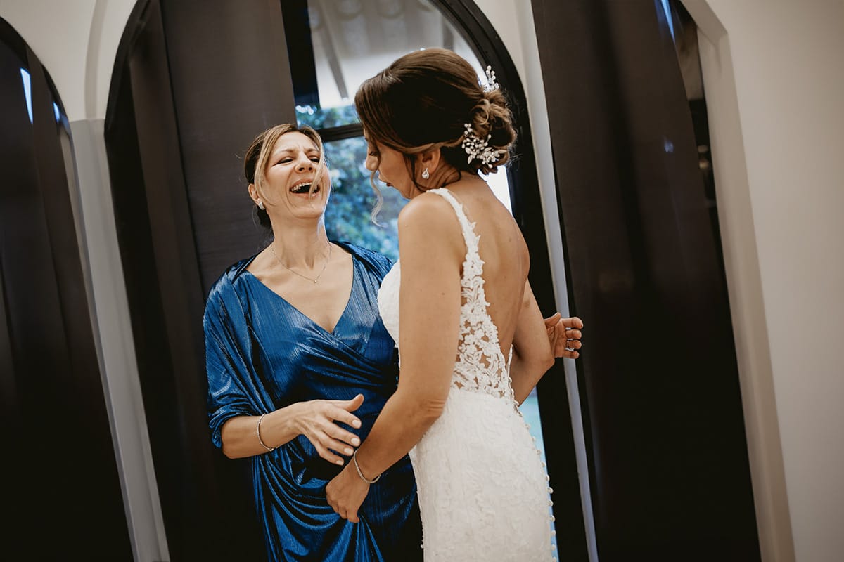 Matrimonio a "La Madernassa" nelle Langhe sotto la pioggia. Preparazione della sposa.