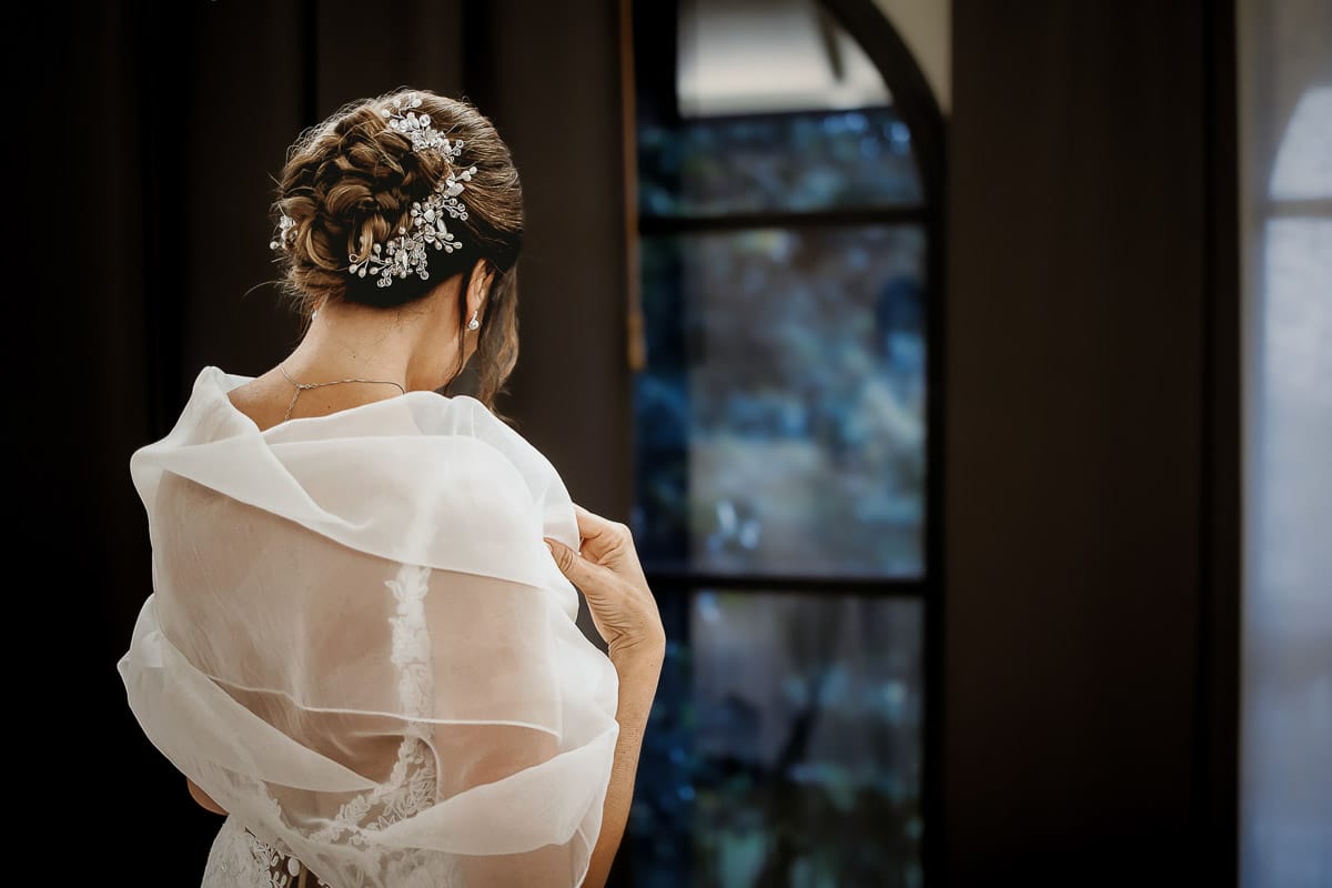 Matrimonio a "La Madernassa" nelle Langhe sotto la pioggia. Preparazione della sposa. Sposa con la stola.