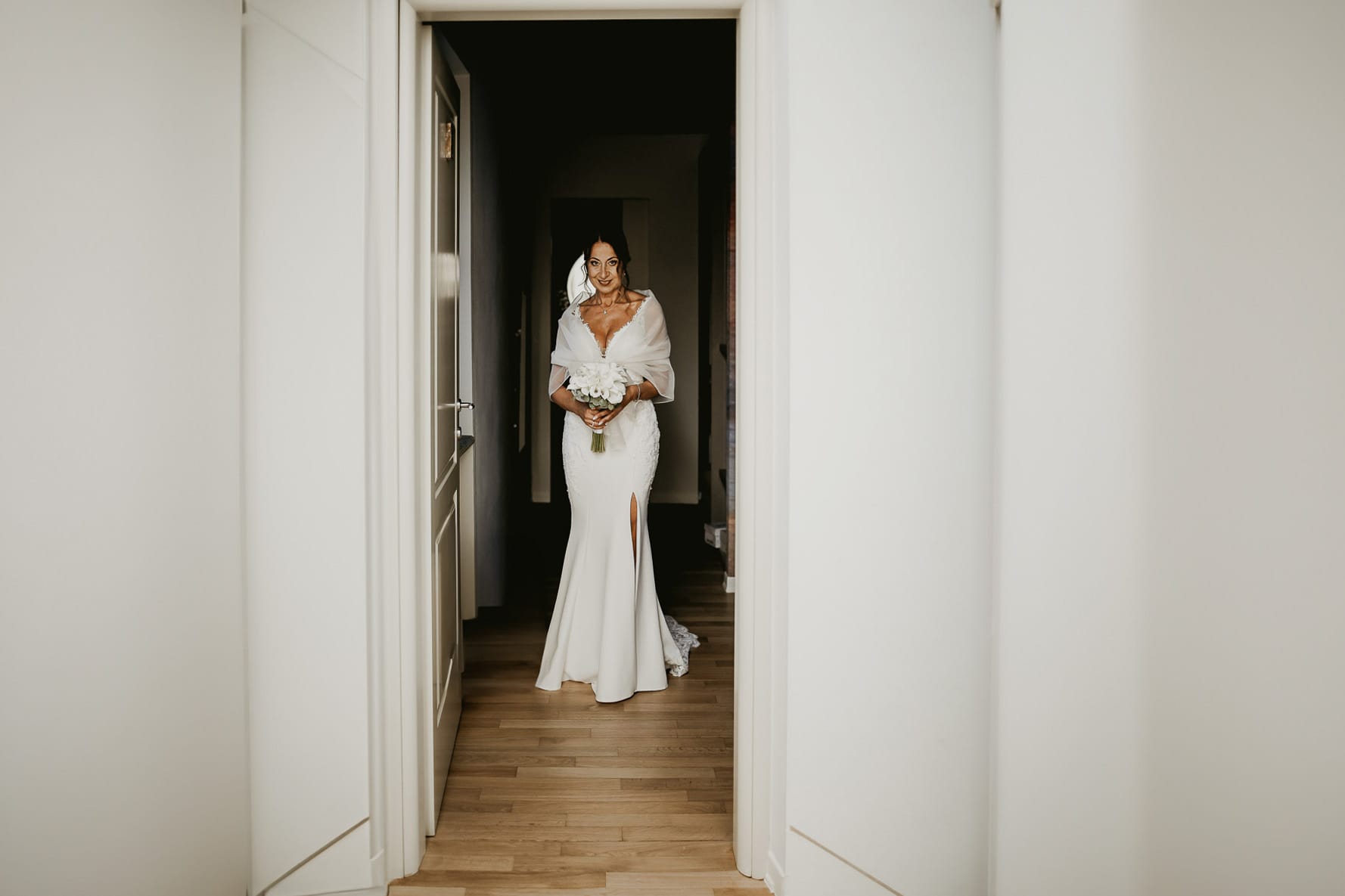 Matrimonio a "La Madernassa" nelle Langhe sotto la pioggia. Preparazione della sposa.Sposa esce dalla stanza..