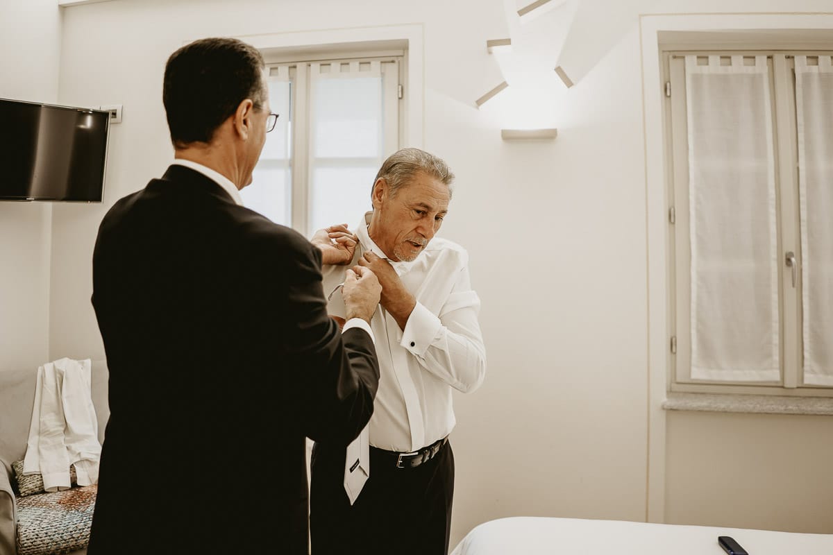 Matrimonio a "La Madernassa" nelle Langhe sotto la pioggia. preparazione dello sposo