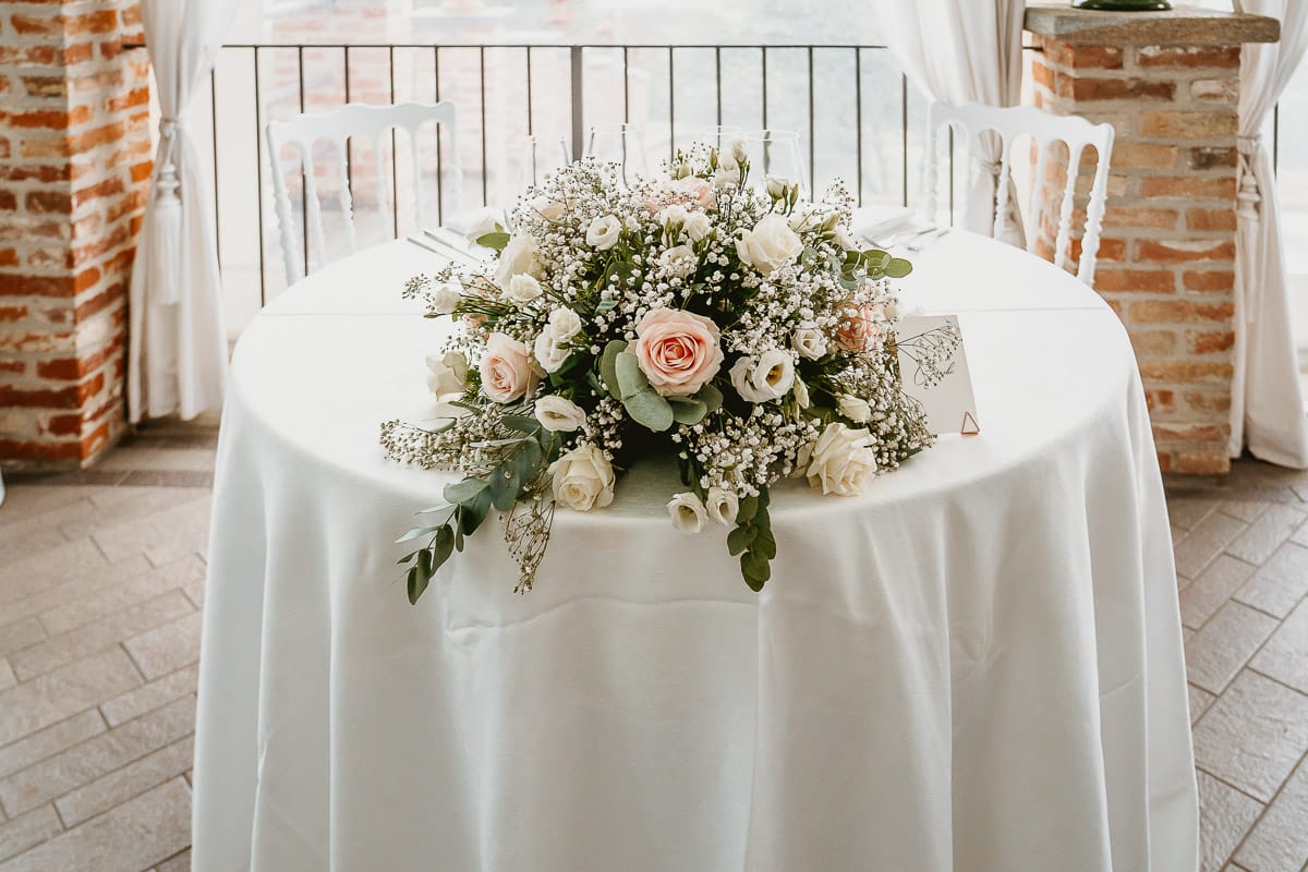 Matrimonio a "La Madernassa" nelle Langhe sotto la pioggia.Sala da pranzo. Tavolo degli sposi.
