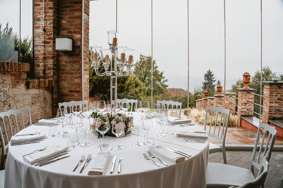 Matrimonio a "La Madernassa" nelle Langhe sotto la pioggia.Sala da pranzo.