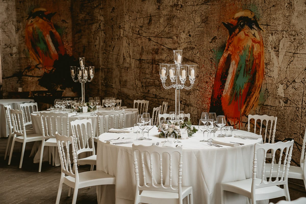 Matrimonio a "La Madernassa" nelle Langhe sotto la pioggia. Sala da pranzo.