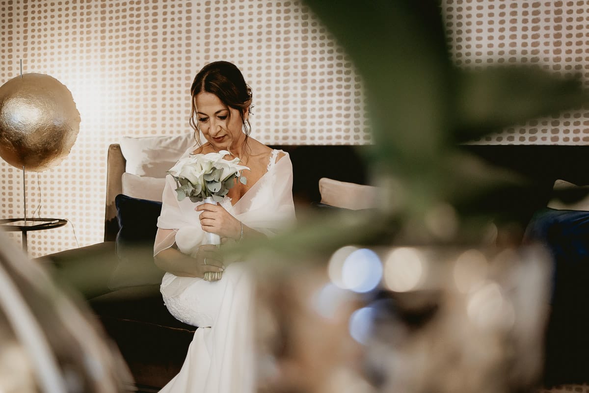 Matrimonio a "La Madernassa" nelle Langhe sotto la pioggia. Preparazione della sposa.