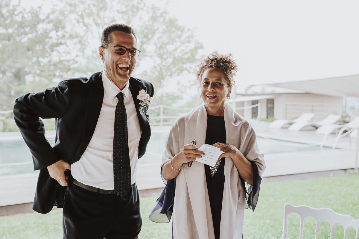 Matrimonio a "La Madernassa" nelle Langhe sotto la pioggia. Cerimonia. Arrivo degli invitati sotto la pioggia.