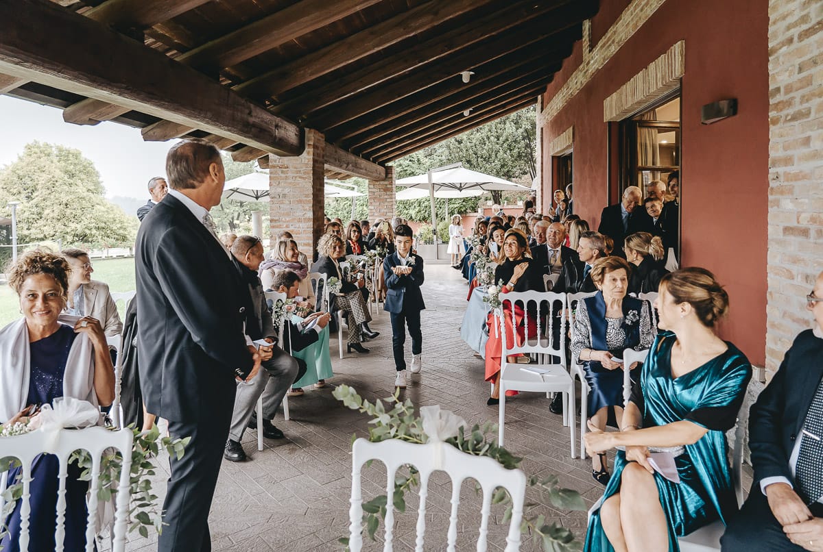 Matrimonio a "La Madernassa" nelle Langhe sotto la pioggia. Cerimonia. Entrata del paggetto.