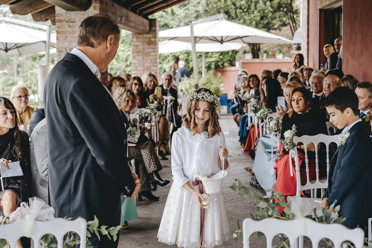Matrimonio a "La Madernassa" nelle Langhe sotto la pioggia. Cerimonia. Entrata della flower girl