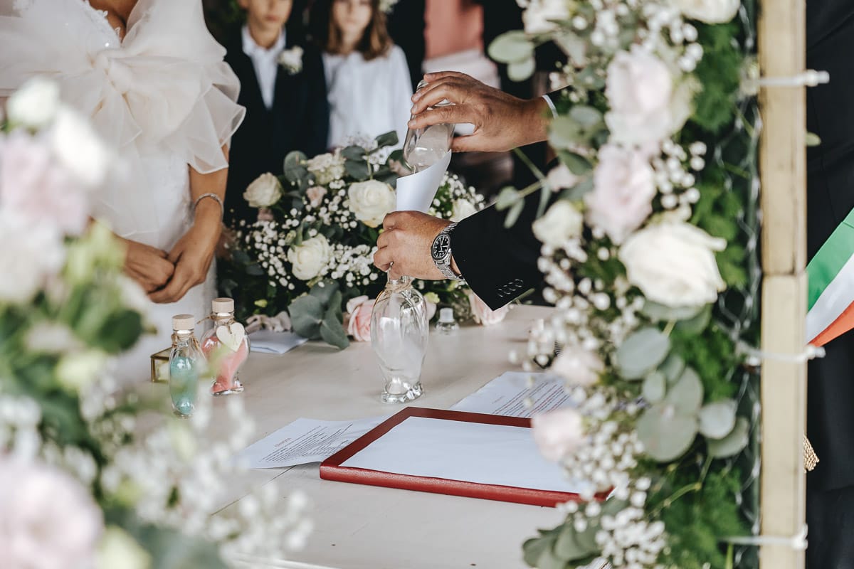 Matrimonio a "La Madernassa" nelle Langhe sotto la pioggia. Cerimonia. Rito della sabbia.