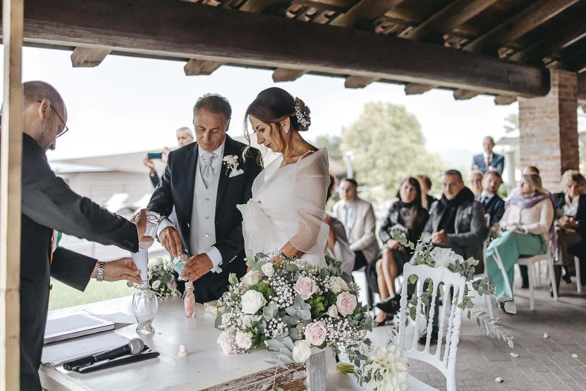 Matrimonio a "La Madernassa" nelle Langhe sotto la pioggia. Cerimonia. Rito della sabbia.