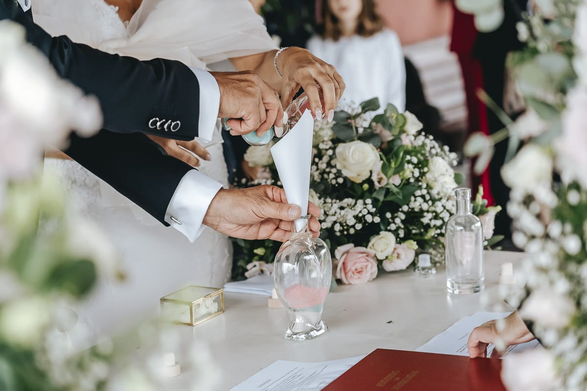 Matrimonio a "La Madernassa" nelle Langhe sotto la pioggia. Cerimonia. Rito della sabbia.