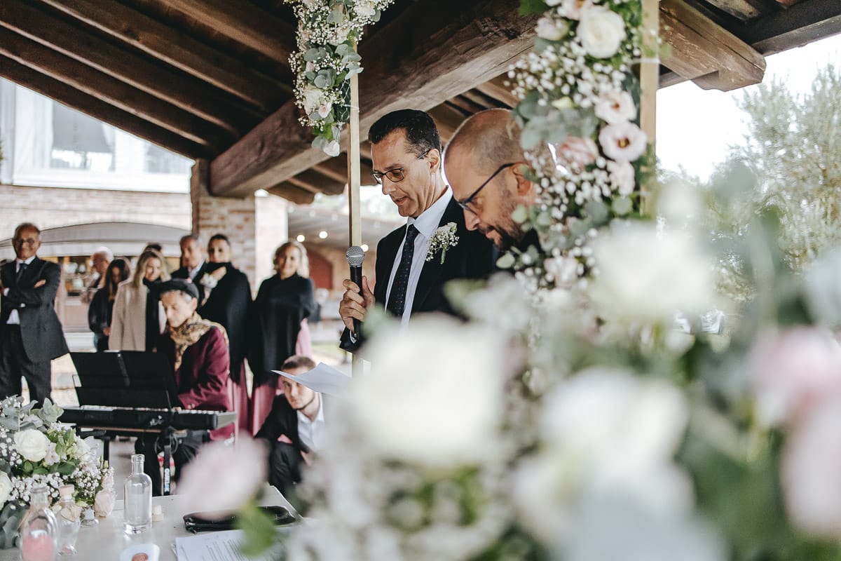 Matrimonio a "La Madernassa" nelle Langhe sotto la pioggia. Cerimonia. Rito della sabbia.
