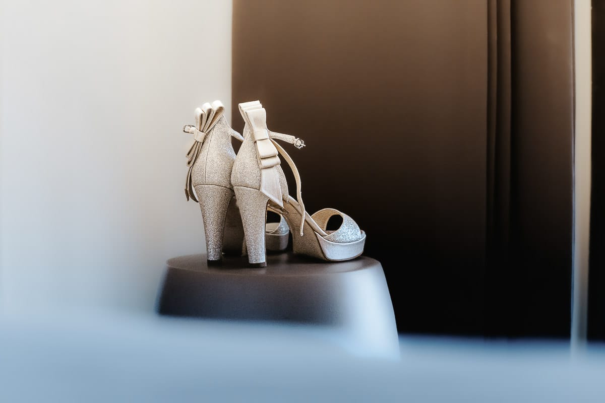 Matrimonio a "La Madernassa" nelle Langhe sotto la pioggia. preparazione della sposa. scarpe.