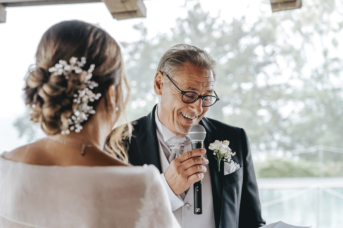 Matrimonio a "La Madernassa" nelle Langhe sotto la pioggia. Cerimonia. promesse dello sposo.