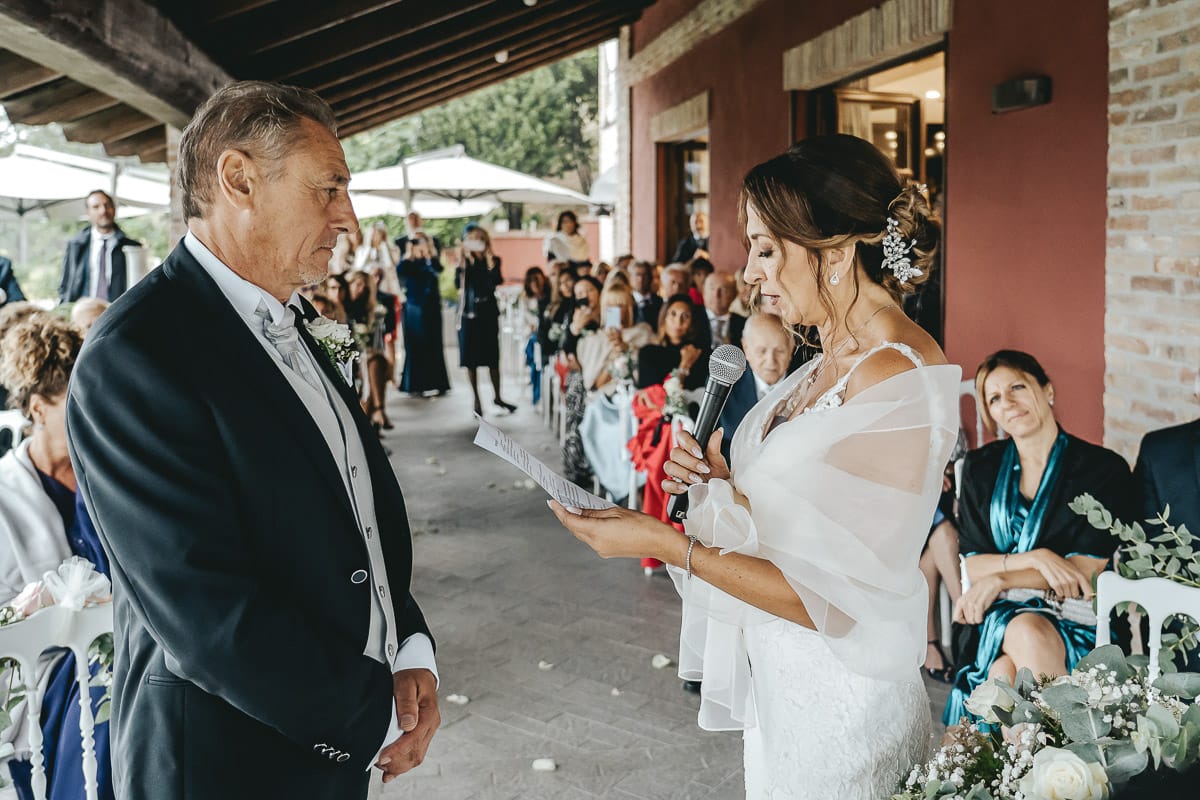 Matrimonio a "La Madernassa" nelle Langhe sotto la pioggia. Cerimonia. promesse della sposa.