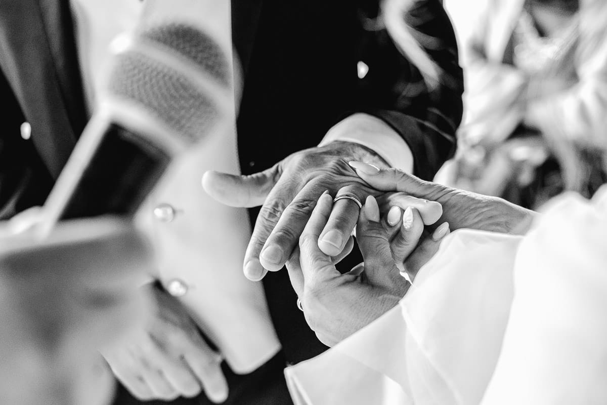 Matrimonio a "La Madernassa" nelle Langhe sotto la pioggia. Cerimonia. Scambio degli anelli.